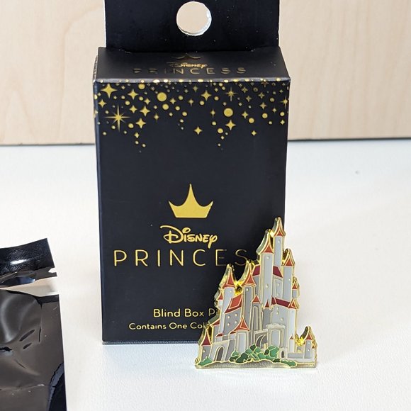 Disney Loungefly Princess Castle Snow White -  Mystery Blind Box Pin - Picture 1 of 5